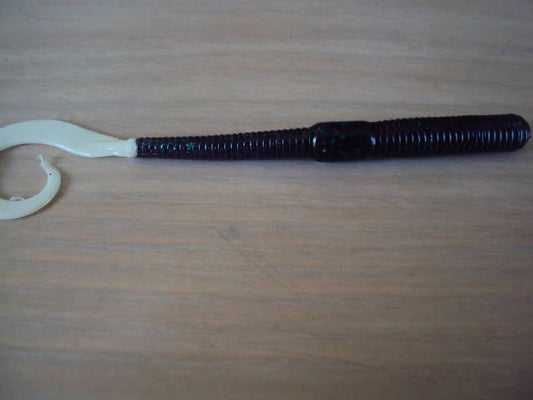 GECO LURES- CURLY TAIL 5.5 JUN E BUG WHITE TAIL
